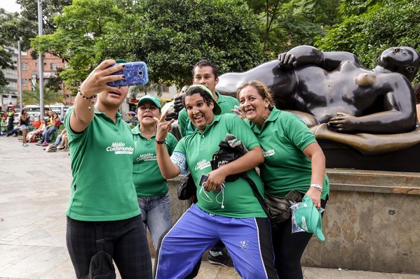 Registro del reto 2 – Carrera de observación por la ciudad
Registro del reto 2 – Carrera de observación por la ciudad     
Fecha: Julio 26 de 2015. Lugar: Medellín - Parque Botero
Para descargar esta fotografía en alta resolución, haga clic sobre la imagen hasta que la misma se despliegue en la pantalla completa; luego dé clic derecho y elija la opción "guardar imagen como". 
En caso de publicación por cualquier medio, solicitamos acompañarla del crédito: "Foto EPM"
Palabras clave: Registro del reto 2 – Carrera de observación por la ciudad