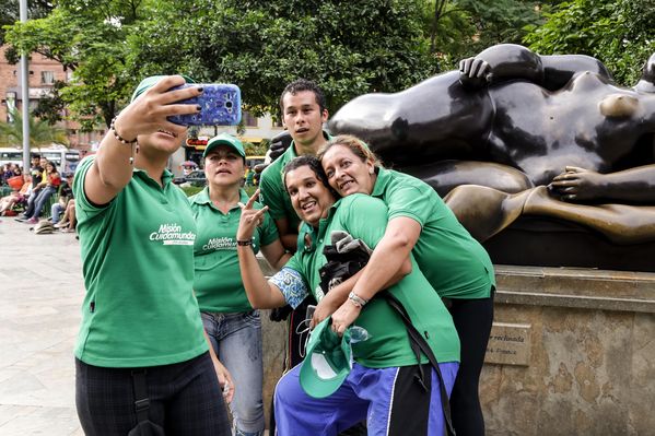 Registro del reto 2 – Carrera de observación por la ciudad
Registro del reto 2 – Carrera de observación por la ciudad     
Fecha: Julio 26 de 2015. Lugar: Medellín - Parque Botero
Para descargar esta fotografía en alta resolución, haga clic sobre la imagen hasta que la misma se despliegue en la pantalla completa; luego dé clic derecho y elija la opción "guardar imagen como". 
En caso de publicación por cualquier medio, solicitamos acompañarla del crédito: "Foto EPM"
Palabras clave: Registro del reto 2 – Carrera de observación por la ciudad