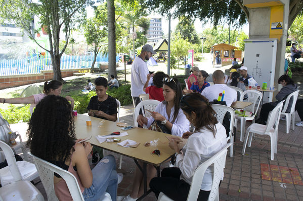 Día de la Familia EPM - 2019
Día de la Familia EPM - 2019
Fecha: Julio 27 2019
Para descargar esta fotografía en alta resolución, haga clic sobre la imagen hasta que la misma se despliegue en la pantalla completa; luego dé clic derecho y elija la opción "guardar imagen como".
En caso de publicación por cualquier medio, solicitamos acompañarla del crédito: "Foto EPM"
Palabras clave: Día de la Familia EPM - 2019