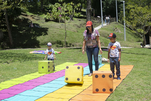 Día de la Familia EPM - 2019
Día de la Familia EPM - 2019
Fecha: Julio 27 2019
Para descargar esta fotografía en alta resolución, haga clic sobre la imagen hasta que la misma se despliegue en la pantalla completa; luego dé clic derecho y elija la opción "guardar imagen como".
En caso de publicación por cualquier medio, solicitamos acompañarla del crédito: "Foto EPM"
Palabras clave: Día de la Familia EPM - 2019
