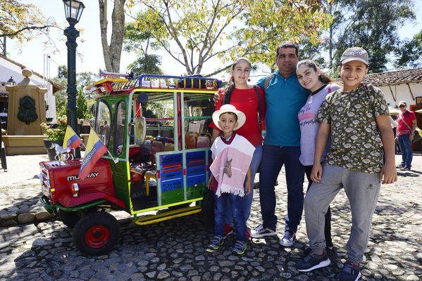 Día de la Familia EPM - 2019
Día de la Familia EPM - 2019
Fecha: Julio 27 2019
Para descargar esta fotografía en alta resolución, haga clic sobre la imagen hasta que la misma se despliegue en la pantalla completa; luego dé clic derecho y elija la opción "guardar imagen como".
En caso de publicación por cualquier medio, solicitamos acompañarla del crédito: "Foto EPM"
Palabras clave: Día de la Familia EPM - 2019