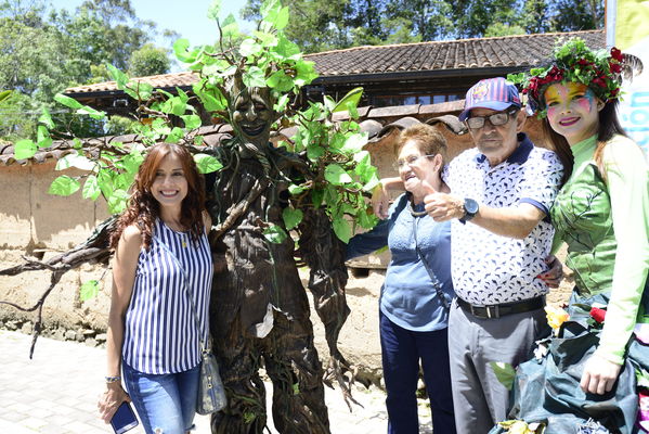 Día de la Familia EPM - 2019
Día de la Familia EPM - 2019
Fecha: Julio 27 2019
Para descargar esta fotografía en alta resolución, haga clic sobre la imagen hasta que la misma se despliegue en la pantalla completa; luego dé clic derecho y elija la opción "guardar imagen como".
En caso de publicación por cualquier medio, solicitamos acompañarla del crédito: "Foto EPM"
Palabras clave: Día de la Familia EPM - 2019