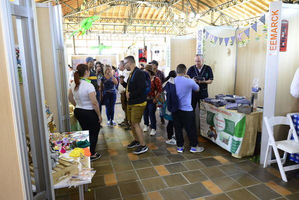 Día de la Familia EPM - 2019
Día de la Familia EPM - 2019
Fecha: Julio 27 2019
Para descargar esta fotografía en alta resolución, haga clic sobre la imagen hasta que la misma se despliegue en la pantalla completa; luego dé clic derecho y elija la opción "guardar imagen como".
En caso de publicación por cualquier medio, solicitamos acompañarla del crédito: "Foto EPM"
Palabras clave: Día de la Familia EPM - 2019