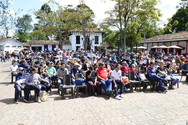 Día de la Familia EPM - 2019
Día de la Familia EPM - 2019
Fecha: Julio 27 2019
Para descargar esta fotografía en alta resolución, haga clic sobre la imagen hasta que la misma se despliegue en la pantalla completa; luego dé clic derecho y elija la opción "guardar imagen como".
En caso de publicación por cualquier medio, solicitamos acompañarla del crédito: "Foto EPM"
Palabras clave: Día de la Familia EPM - 2019