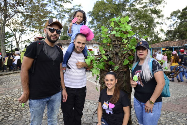 Día de la Familia EPM - 2019
Día de la Familia EPM - 2019
Fecha: Julio 27 2019
Para descargar esta fotografía en alta resolución, haga clic sobre la imagen hasta que la misma se despliegue en la pantalla completa; luego dé clic derecho y elija la opción "guardar imagen como".
En caso de publicación por cualquier medio, solicitamos acompañarla del crédito: "Foto EPM"
Palabras clave: Día de la Familia EPM - 2019