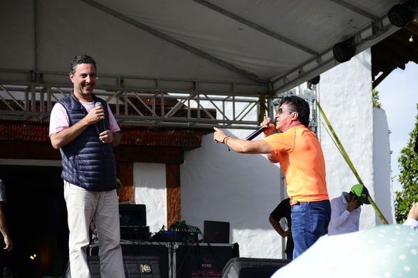 Día de la Familia EPM - 2019
Día de la Familia EPM - 2019
Fecha: Julio 27 2019
Para descargar esta fotografía en alta resolución, haga clic sobre la imagen hasta que la misma se despliegue en la pantalla completa; luego dé clic derecho y elija la opción "guardar imagen como".
En caso de publicación por cualquier medio, solicitamos acompañarla del crédito: "Foto EPM"
Palabras clave: Día de la Familia EPM - 2019