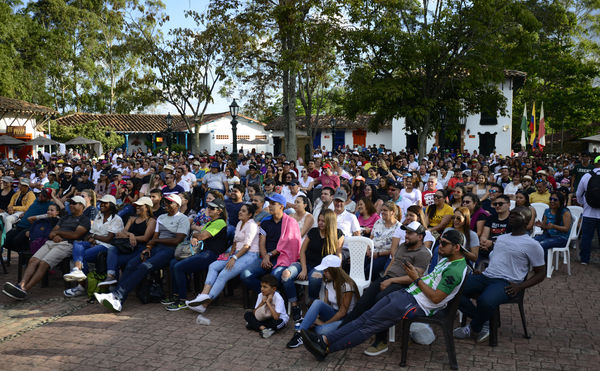 Día de la Familia EPM - 2019
Día de la Familia EPM - 2019
Fecha: Julio 27 2019
Para descargar esta fotografía en alta resolución, haga clic sobre la imagen hasta que la misma se despliegue en la pantalla completa; luego dé clic derecho y elija la opción "guardar imagen como".
En caso de publicación por cualquier medio, solicitamos acompañarla del crédito: "Foto EPM"
Palabras clave: Día de la Familia EPM - 2019