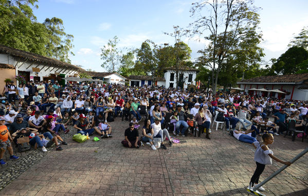 Día de la Familia EPM - 2019
Día de la Familia EPM - 2019
Fecha: Julio 27 2019
Para descargar esta fotografía en alta resolución, haga clic sobre la imagen hasta que la misma se despliegue en la pantalla completa; luego dé clic derecho y elija la opción "guardar imagen como".
En caso de publicación por cualquier medio, solicitamos acompañarla del crédito: "Foto EPM"
Palabras clave: Día de la Familia EPM - 2019