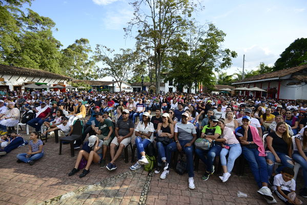 Día de la Familia EPM - 2019
Día de la Familia EPM - 2019
Fecha: Julio 27 2019
Para descargar esta fotografía en alta resolución, haga clic sobre la imagen hasta que la misma se despliegue en la pantalla completa; luego dé clic derecho y elija la opción "guardar imagen como".
En caso de publicación por cualquier medio, solicitamos acompañarla del crédito: "Foto EPM"
Palabras clave: Día de la Familia EPM - 2019