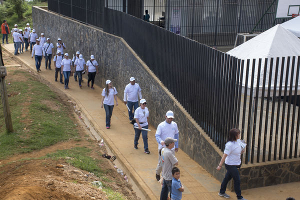 Brigada Comunitaria  Interinstitucional
Brigada Comunitaria - Interinstitucional
Fecha: Julio 28 de 2017
Para descargar esta fotografía en alta resolución, haga clic sobre la imagen hasta que la misma se despliegue en la pantalla completa; luego dé clic derecho y elija la opción "guardar imagen como". 
En caso de publicación por cualquier medio, solicitamos acompañarla del crédito: "Foto EPM"
Palabras clave: Brigada Comunitaria  Interinstitucional