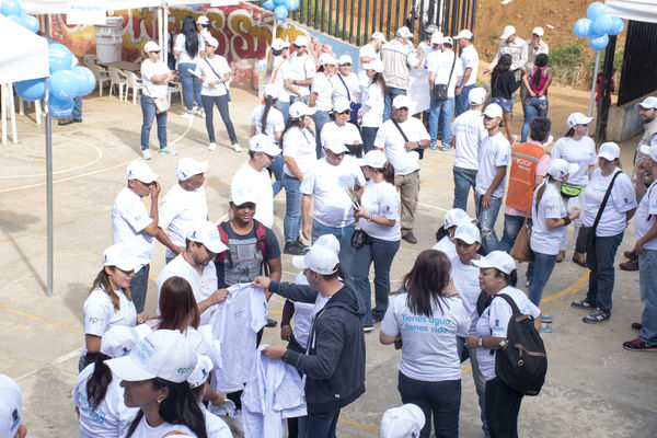 Brigada Comunitaria  Interinstitucional
Brigada Comunitaria - Interinstitucional
Fecha: Julio 28 de 2017
Para descargar esta fotografía en alta resolución, haga clic sobre la imagen hasta que la misma se despliegue en la pantalla completa; luego dé clic derecho y elija la opción "guardar imagen como". 
En caso de publicación por cualquier medio, solicitamos acompañarla del crédito: "Foto EPM"
Palabras clave: Brigada Comunitaria  Interinstitucional