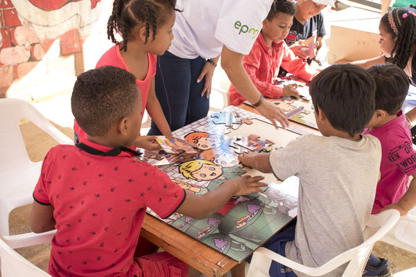 Brigada Comunitaria Interinstitucional
Brigada Comunitaria - Interinstitucional
Fecha: Julio 28 de 2017
Para descargar esta fotografía en alta resolución, haga clic sobre la imagen hasta que la misma se despliegue en la pantalla completa; luego dé clic derecho y elija la opción "guardar imagen como". 
En caso de publicación por cualquier medio, solicitamos acompañarla del crédito: "Foto EPM"
Palabras clave: Brigada Comunitaria Interinstitucional