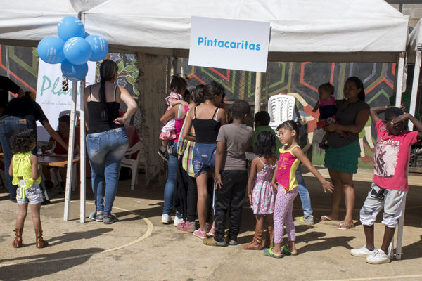 Brigada Comunitaria Interinstitucional
Brigada Comunitaria - Interinstitucional
Fecha: Julio 28 de 2017
Para descargar esta fotografía en alta resolución, haga clic sobre la imagen hasta que la misma se despliegue en la pantalla completa; luego dé clic derecho y elija la opción "guardar imagen como". 
En caso de publicación por cualquier medio, solicitamos acompañarla del crédito: "Foto EPM"
Palabras clave: Brigada Comunitaria Interinstitucional