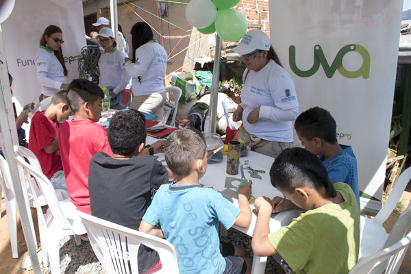 Brigada Comunitaria  Interinstitucional
Brigada Comunitaria - Interinstitucional
Fecha: Julio 28 de 2017
Para descargar esta fotografía en alta resolución, haga clic sobre la imagen hasta que la misma se despliegue en la pantalla completa; luego dé clic derecho y elija la opción "guardar imagen como". 
En caso de publicación por cualquier medio, solicitamos acompañarla del crédito: "Foto EPM"
Palabras clave: Brigada Comunitaria  Interinstitucional