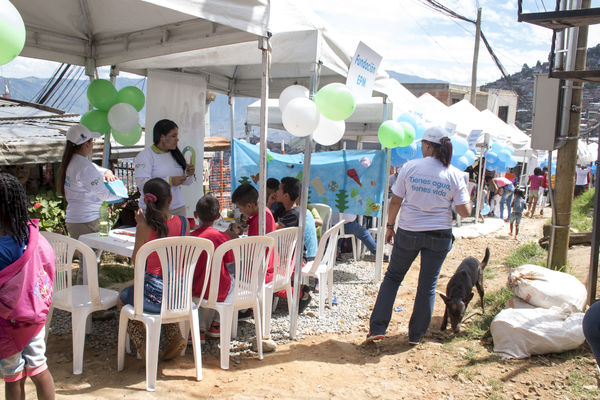 Brigada Comunitaria  Interinstitucional
Brigada Comunitaria - Interinstitucional
Fecha: Julio 28 de 2017
Para descargar esta fotografía en alta resolución, haga clic sobre la imagen hasta que la misma se despliegue en la pantalla completa; luego dé clic derecho y elija la opción "guardar imagen como". 
En caso de publicación por cualquier medio, solicitamos acompañarla del crédito: "Foto EPM"
Palabras clave: Brigada Comunitaria  Interinstitucional