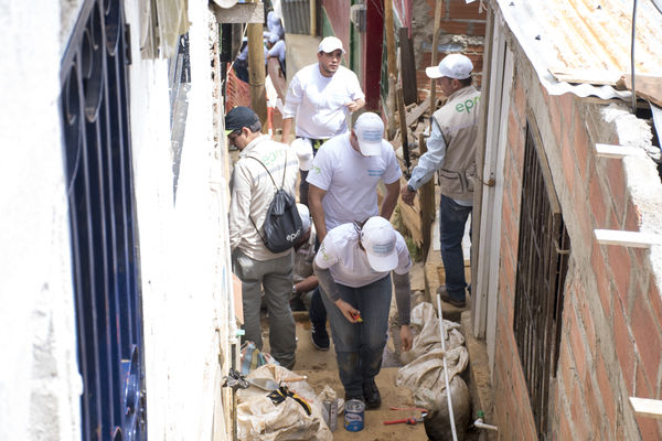 Brigada Comunitaria  Interinstitucional
Brigada Comunitaria - Interinstitucional
Fecha: Julio 28 de 2017
Para descargar esta fotografía en alta resolución, haga clic sobre la imagen hasta que la misma se despliegue en la pantalla completa; luego dé clic derecho y elija la opción "guardar imagen como". 
En caso de publicación por cualquier medio, solicitamos acompañarla del crédito: "Foto EPM"
Palabras clave: Brigada Comunitaria  Interinstitucional