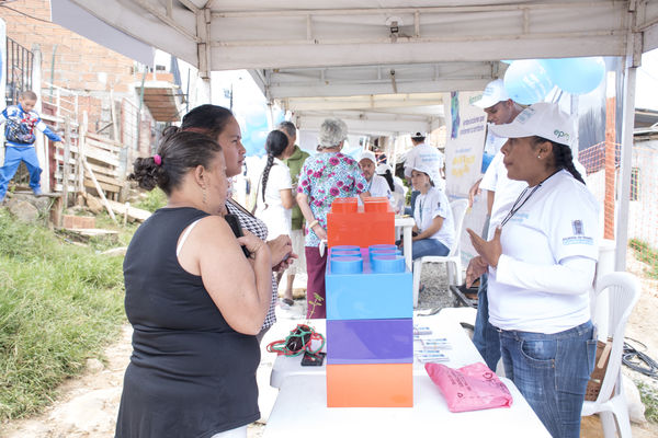 Brigada Comunitaria  Interinstitucional
Brigada Comunitaria - Interinstitucional
Fecha: Julio 28 de 2017
Para descargar esta fotografía en alta resolución, haga clic sobre la imagen hasta que la misma se despliegue en la pantalla completa; luego dé clic derecho y elija la opción "guardar imagen como". 
En caso de publicación por cualquier medio, solicitamos acompañarla del crédito: "Foto EPM"
Palabras clave: Brigada Comunitaria  Interinstitucional