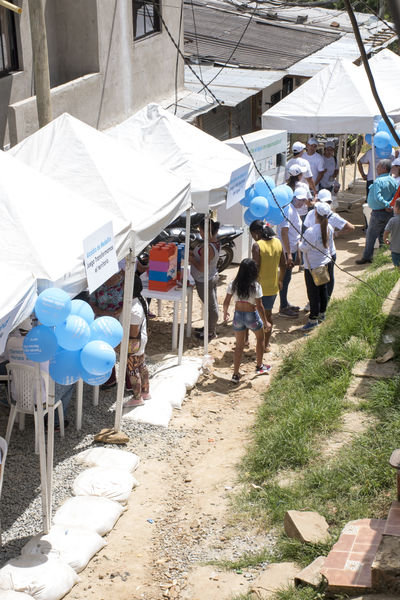 Brigada Comunitaria  Interinstitucional
Brigada Comunitaria - Interinstitucional
Fecha: Julio 28 de 2017
Para descargar esta fotografía en alta resolución, haga clic sobre la imagen hasta que la misma se despliegue en la pantalla completa; luego dé clic derecho y elija la opción "guardar imagen como". 
En caso de publicación por cualquier medio, solicitamos acompañarla del crédito: "Foto EPM"
Palabras clave: Brigada Comunitaria  Interinstitucional