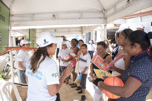 Brigada Comunitaria Interinstitucional
Brigada Comunitaria - Interinstitucional
Fecha: Julio 28 de 2017
Para descargar esta fotografía en alta resolución, haga clic sobre la imagen hasta que la misma se despliegue en la pantalla completa; luego dé clic derecho y elija la opción "guardar imagen como". 
En caso de publicación por cualquier medio, solicitamos acompañarla del crédito: "Foto EPM"
Palabras clave: Brigada Comunitaria Interinstitucional