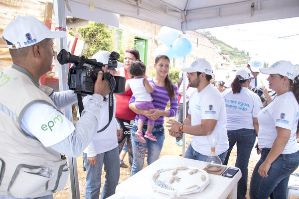 Brigada Comunitaria Interinstitucional
Brigada Comunitaria - Interinstitucional
Fecha: Julio 28 de 2017
Para descargar esta fotografía en alta resolución, haga clic sobre la imagen hasta que la misma se despliegue en la pantalla completa; luego dé clic derecho y elija la opción "guardar imagen como". 
En caso de publicación por cualquier medio, solicitamos acompañarla del crédito: "Foto EPM"
Palabras clave: Brigada Comunitaria Interinstitucional