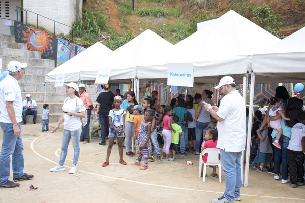 Brigada Comunitaria Interinstitucional
Brigada Comunitaria - Interinstitucional
Fecha: Julio 28 de 2017
Para descargar esta fotografía en alta resolución, haga clic sobre la imagen hasta que la misma se despliegue en la pantalla completa; luego dé clic derecho y elija la opción "guardar imagen como". 
En caso de publicación por cualquier medio, solicitamos acompañarla del crédito: "Foto EPM"
Palabras clave: Brigada Comunitaria Interinstitucional