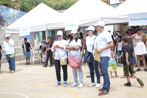 Brigada Comunitaria Interinstitucional
Brigada Comunitaria - Interinstitucional
Fecha: Julio 28 de 2017
Para descargar esta fotografía en alta resolución, haga clic sobre la imagen hasta que la misma se despliegue en la pantalla completa; luego dé clic derecho y elija la opción "guardar imagen como". 
En caso de publicación por cualquier medio, solicitamos acompañarla del crédito: "Foto EPM"
Palabras clave: Brigada Comunitaria Interinstitucional