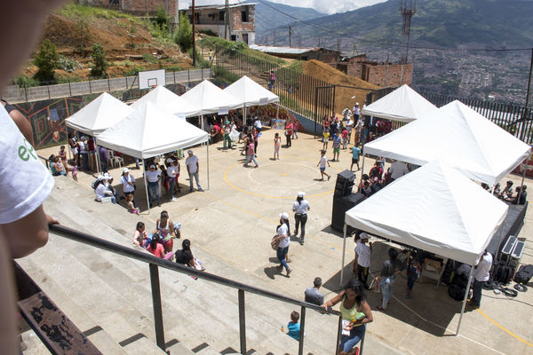 Brigada Comunitaria Interinstitucional
Brigada Comunitaria - Interinstitucional
Fecha: Julio 28 de 2017
Para descargar esta fotografía en alta resolución, haga clic sobre la imagen hasta que la misma se despliegue en la pantalla completa; luego dé clic derecho y elija la opción "guardar imagen como". 
En caso de publicación por cualquier medio, solicitamos acompañarla del crédito: "Foto EPM"
Palabras clave: Brigada Comunitaria Interinstitucional