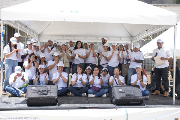 Brigada Comunitaria - Interinstitucional
Brigada Comunitaria - Interinstitucional
Fecha: Julio 28 de 2017
Para descargar esta fotografía en alta resolución, haga clic sobre la imagen hasta que la misma se despliegue en la pantalla completa; luego dé clic derecho y elija la opción "guardar imagen como". 
En caso de publicación por cualquier medio, solicitamos acompañarla del crédito: "Foto EPM"
Palabras clave: Brigada Comunitaria Interinstitucional