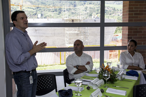 Visita del Gerente y Alcalde a Planta Bello
Visita del Gerente y Alcalde a Planta Bello
Fecha: Julio 3 de 2014
Para descargar esta fotografía en alta resolución, haga clic sobre la imagen hasta que la misma se despliegue en la pantalla completa; luego dé clic derecho y elija la opción "guardar imagen como". 
En caso de publicación por cualquier medio, solicitamos acompañarla del crédito: "Foto EPM"
Palabras clave: Visita Gerente Alcalde Planta Bello