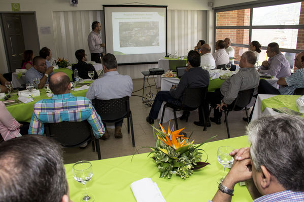 Visita del Gerente y Alcalde a Planta Bello
Visita del Gerente y Alcalde a Planta Bello
Fecha: Julio 3 de 2014
Para descargar esta fotografía en alta resolución, haga clic sobre la imagen hasta que la misma se despliegue en la pantalla completa; luego dé clic derecho y elija la opción "guardar imagen como". 
En caso de publicación por cualquier medio, solicitamos acompañarla del crédito: "Foto EPM"
Palabras clave: Visita Gerente Alcalde Planta Bello