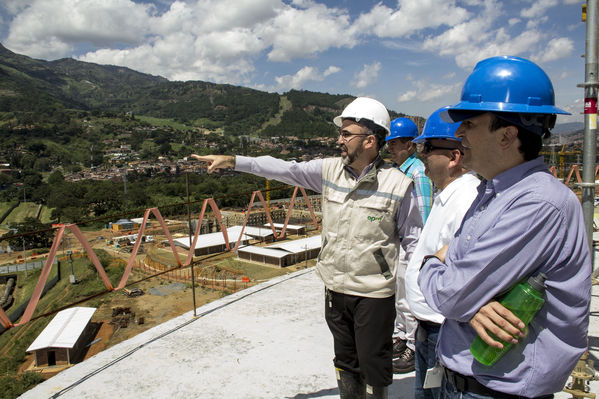 Visita del Gerente y Alcalde a Planta Bello
Visita del Gerente y Alcalde a Planta Bello
Fecha: Julio 3 de 2014
Para descargar esta fotografía en alta resolución, haga clic sobre la imagen hasta que la misma se despliegue en la pantalla completa; luego dé clic derecho y elija la opción "guardar imagen como". 
En caso de publicación por cualquier medio, solicitamos acompañarla del crédito: "Foto EPM"
Palabras clave: Visita Gerente Alcalde Planta Bello