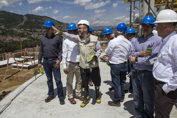 Visita del Gerente y Alcalde a Planta Bello
Visita del Gerente y Alcalde a Planta Bello
Fecha: Julio 3 de 2014
Para descargar esta fotografía en alta resolución, haga clic sobre la imagen hasta que la misma se despliegue en la pantalla completa; luego dé clic derecho y elija la opción "guardar imagen como". 
En caso de publicación por cualquier medio, solicitamos acompañarla del crédito: "Foto EPM"
Palabras clave: Visita Gerente Alcalde Planta Bello