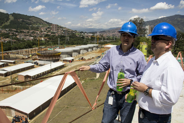 Visita del Gerente y Alcalde a Planta Bello
Visita del Gerente y Alcalde a Planta Bello
Fecha: Julio 3 de 2014
Para descargar esta fotografía en alta resolución, haga clic sobre la imagen hasta que la misma se despliegue en la pantalla completa; luego dé clic derecho y elija la opción "guardar imagen como". 
En caso de publicación por cualquier medio, solicitamos acompañarla del crédito: "Foto EPM"
Palabras clave: Visita Gerente Alcalde Planta Bello