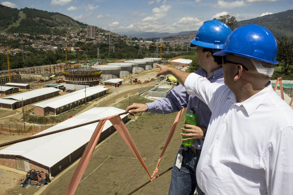 Visita del Gerente y Alcalde a Planta Bello
Visita del Gerente y Alcalde a Planta Bello
Fecha: Julio 3 de 2014
Para descargar esta fotografía en alta resolución, haga clic sobre la imagen hasta que la misma se despliegue en la pantalla completa; luego dé clic derecho y elija la opción "guardar imagen como". 
En caso de publicación por cualquier medio, solicitamos acompañarla del crédito: "Foto EPM"
Palabras clave: Visita Gerente Alcalde Planta Bello