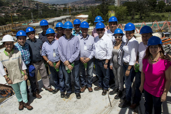 Visita del Gerente y Alcalde a Planta Bello
Visita del Gerente y Alcalde a Planta Bello
Fecha: Julio 3 de 2014
Para descargar esta fotografía en alta resolución, haga clic sobre la imagen hasta que la misma se despliegue en la pantalla completa; luego dé clic derecho y elija la opción "guardar imagen como". 
En caso de publicación por cualquier medio, solicitamos acompañarla del crédito: "Foto EPM"
Palabras clave: Visita Gerente Alcalde Planta Bello