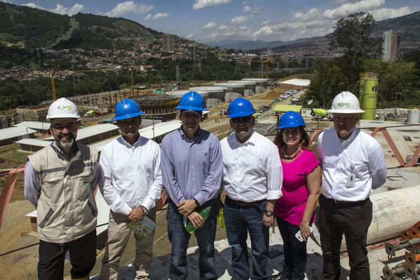 Visita del Gerente y Alcalde a Planta Bello
Visita del Gerente y Alcalde a Planta Bello
Fecha: Julio 3 de 2014
Para descargar esta fotografía en alta resolución, haga clic sobre la imagen hasta que la misma se despliegue en la pantalla completa; luego dé clic derecho y elija la opción "guardar imagen como". 
En caso de publicación por cualquier medio, solicitamos acompañarla del crédito: "Foto EPM"
Palabras clave: Visita Gerente Alcalde Planta Bello