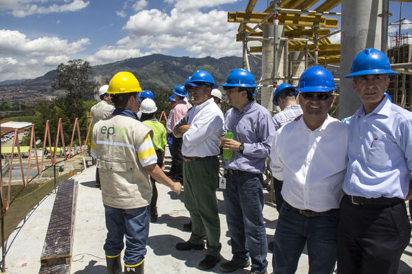 Visita del Gerente y Alcalde a Planta Bello
Visita del Gerente y Alcalde a Planta Bello
Fecha: Julio 3 de 2014
Para descargar esta fotografía en alta resolución, haga clic sobre la imagen hasta que la misma se despliegue en la pantalla completa; luego dé clic derecho y elija la opción "guardar imagen como". 
En caso de publicación por cualquier medio, solicitamos acompañarla del crédito: "Foto EPM"
Palabras clave: Visita Gerente Alcalde Planta Bello