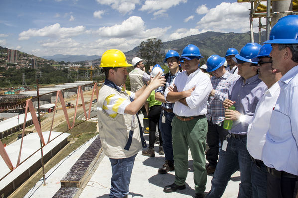 Visita del Gerente y Alcalde a Planta Bello
Visita del Gerente y Alcalde a Planta Bello
Fecha: Julio 3 de 2014
Para descargar esta fotografía en alta resolución, haga clic sobre la imagen hasta que la misma se despliegue en la pantalla completa; luego dé clic derecho y elija la opción "guardar imagen como". 
En caso de publicación por cualquier medio, solicitamos acompañarla del crédito: "Foto EPM"
Palabras clave: Visita Gerente Alcalde Planta Bello