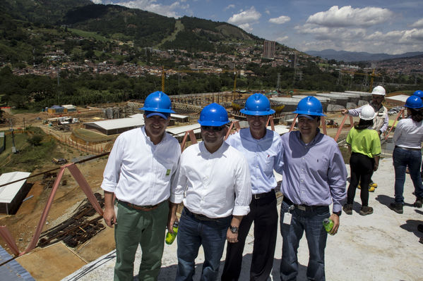 Visita del Gerente y Alcalde a Planta Bello
Visita del Gerente y Alcalde a Planta Bello
Fecha: Julio 3 de 2014
Para descargar esta fotografía en alta resolución, haga clic sobre la imagen hasta que la misma se despliegue en la pantalla completa; luego dé clic derecho y elija la opción "guardar imagen como". 
En caso de publicación por cualquier medio, solicitamos acompañarla del crédito: "Foto EPM"
Palabras clave: Visita Gerente Alcalde Planta Bello