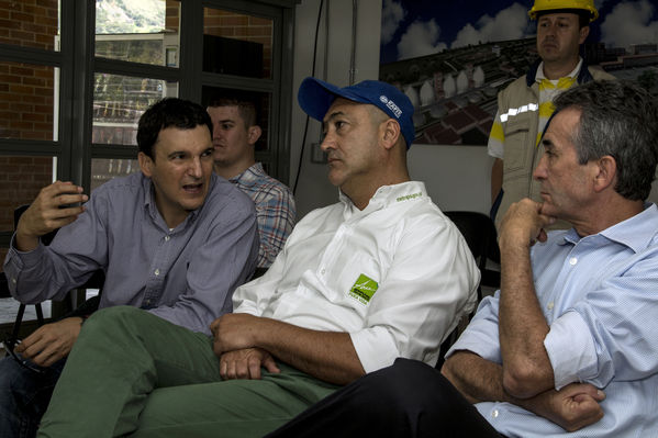 Visita del Gerente y Alcalde a Planta Bello
Visita del Gerente y Alcalde a Planta Bello
Fecha: Julio 3 de 2014
Para descargar esta fotografía en alta resolución, haga clic sobre la imagen hasta que la misma se despliegue en la pantalla completa; luego dé clic derecho y elija la opción "guardar imagen como". 
En caso de publicación por cualquier medio, solicitamos acompañarla del crédito: "Foto EPM"

Palabras clave: Visita Gerente Alcalde Planta Bello