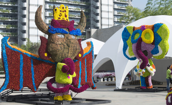 Gigantes de Flores 2015
Gigantes de Flores 2015
Fecha: Julio 31 de 2015. 
Para descargar esta fotografía en alta resolución, haga clic sobre la imagen hasta que la misma se despliegue en la pantalla completa; luego dé clic derecho y elija la opción "guardar imagen como". 
En caso de publicación por cualquier medio, solicitamos acompañarla del crédito: "Foto EPM"
Palabras clave: Gigantes Flores 2015