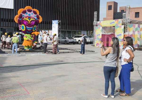 Gigantes de Flores 2015
Gigantes de Flores 2015
Fecha: Julio 31 de 2015. 
Para descargar esta fotografía en alta resolución, haga clic sobre la imagen hasta que la misma se despliegue en la pantalla completa; luego dé clic derecho y elija la opción "guardar imagen como". 
En caso de publicación por cualquier medio, solicitamos acompañarla del crédito: "Foto EPM"
Palabras clave: Gigantes Flores 2015