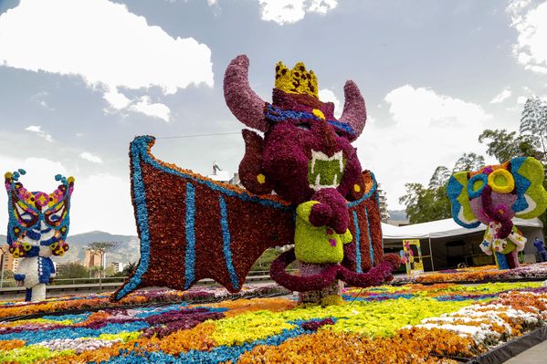 Gigantes de Flores 2015
Gigantes de Flores 2015
Fecha: Julio 31 de 2015. 
Para descargar esta fotografía en alta resolución, haga clic sobre la imagen hasta que la misma se despliegue en la pantalla completa; luego dé clic derecho y elija la opción "guardar imagen como". 
En caso de publicación por cualquier medio, solicitamos acompañarla del crédito: "Foto EPM"
Palabras clave: Gigantes Flores 2015