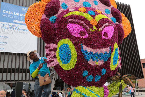 Gigantes de Flores 2015
Gigantes de Flores 2015
Fecha: Julio 30 de 2015. 
Para descargar esta fotografía en alta resolución, haga clic sobre la imagen hasta que la misma se despliegue en la pantalla completa; luego dé clic derecho y elija la opción "guardar imagen como". 
En caso de publicación por cualquier medio, solicitamos acompañarla del crédito: "Foto EPM"

Palabras clave: Gigantes Flores 2015
