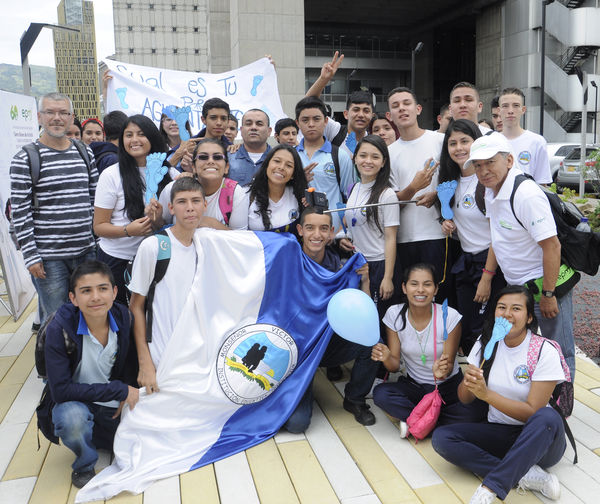 Premiación del concurso Misión Cuidamundos por el Agua 
Premiación del concurso Misión Cuidamundos por el Agua      
Fecha: Julio 30 de 2015. Lugar: Medellín – Edificio EPM Auditorio Himerio Pérez López
Para descargar esta fotografía en alta resolución, haga clic sobre la imagen hasta que la misma se despliegue en la pantalla completa; luego dé clic derecho y elija la opción "guardar imagen como". 
En caso de publicación por cualquier medio, solicitamos acompañarla del crédito: "Foto EPM"
Palabras clave: Premiación concurso Misión Cuidamundos  Agua