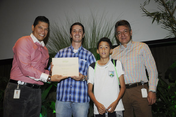 Premiación del concurso Misión Cuidamundos por el Agua 
Premiación del concurso Misión Cuidamundos por el Agua      
Fecha: Julio 30 de 2015. Lugar: Medellín – Edificio EPM Auditorio Himerio Pérez López
Para descargar esta fotografía en alta resolución, haga clic sobre la imagen hasta que la misma se despliegue en la pantalla completa; luego dé clic derecho y elija la opción "guardar imagen como". 
En caso de publicación por cualquier medio, solicitamos acompañarla del crédito: "Foto EPM"
Palabras clave: Premiación concurso Misión Cuidamundos  Agua