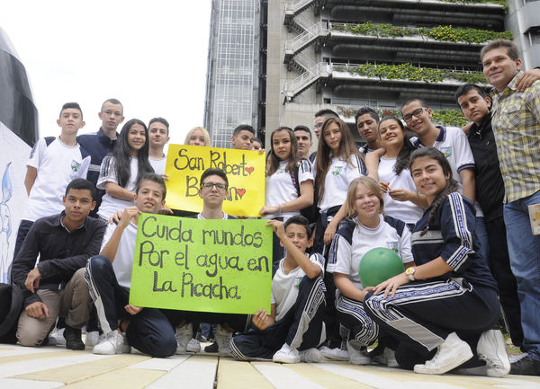 Premiación del concurso Misión Cuidamundos por el Agua 
Premiación del concurso Misión Cuidamundos por el Agua      
Fecha: Julio 30 de 2015. Lugar: Medellín – Edificio EPM Auditorio Himerio Pérez López
Para descargar esta fotografía en alta resolución, haga clic sobre la imagen hasta que la misma se despliegue en la pantalla completa; luego dé clic derecho y elija la opción "guardar imagen como". 
En caso de publicación por cualquier medio, solicitamos acompañarla del crédito: "Foto EPM"
Palabras clave: Premiación concurso Misión Cuidamundos  Agua