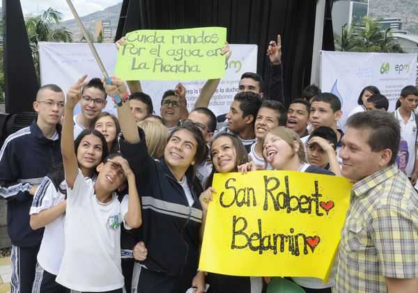 Premiación del concurso Misión Cuidamundos por el Agua 
Premiación del concurso Misión Cuidamundos por el Agua      
Fecha: Julio 30 de 2015. Lugar: Medellín – Edificio EPM Auditorio Himerio Pérez López
Para descargar esta fotografía en alta resolución, haga clic sobre la imagen hasta que la misma se despliegue en la pantalla completa; luego dé clic derecho y elija la opción "guardar imagen como". 
En caso de publicación por cualquier medio, solicitamos acompañarla del crédito: "Foto EPM"
Palabras clave: Premiación concurso Misión Cuidamundos  Agua