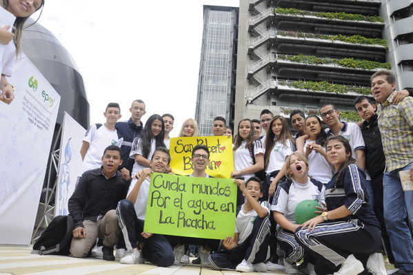 Premiación del concurso Misión Cuidamundos por el Agua 
Premiación del concurso Misión Cuidamundos por el Agua       
Fecha: Julio 30 de 2015. Lugar: Medellín – Edificio EPM Auditorio Himerio Pérez López
Para descargar esta fotografía en alta resolución, haga clic sobre la imagen hasta que la misma se despliegue en la pantalla completa; luego dé clic derecho y elija la opción "guardar imagen como". 
En caso de publicación por cualquier medio, solicitamos acompañarla del crédito: "Foto EPM"
Palabras clave: Premiación concurso Misión Cuidamundos  Agua
