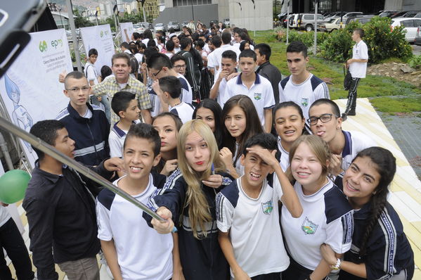 Premiación del concurso Misión Cuidamundos por el Agua 
Premiación del concurso Misión Cuidamundos por el Agua       
Fecha: Julio 30 de 2015. Lugar: Medellín – Edificio EPM Auditorio Himerio Pérez López
Para descargar esta fotografía en alta resolución, haga clic sobre la imagen hasta que la misma se despliegue en la pantalla completa; luego dé clic derecho y elija la opción "guardar imagen como". 
En caso de publicación por cualquier medio, solicitamos acompañarla del crédito: "Foto EPM"
Palabras clave: Premiación concurso Misión Cuidamundos  Agua